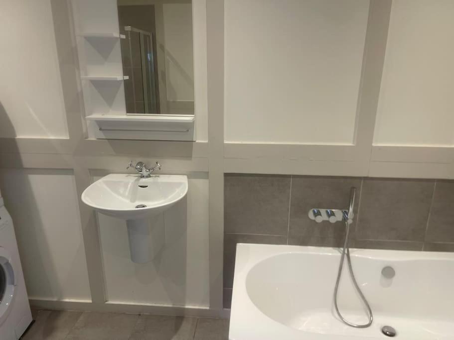 Spacious 2 Bedroom Apartment In The Heart Of Soho. London Exteriör bild
