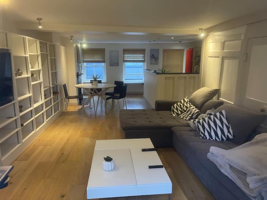 Spacious 2 Bedroom Apartment In The Heart Of Soho. London Exteriör bild